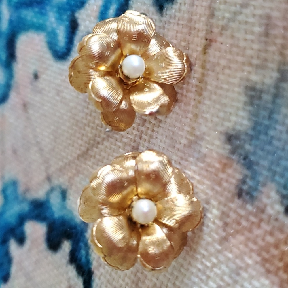Vintage Coro Seed Pearl Flower Screw Back Earrings